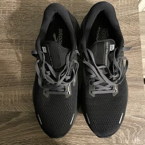 Men’s 9.5 brooks running shoes. These are adrenaline 22 style.